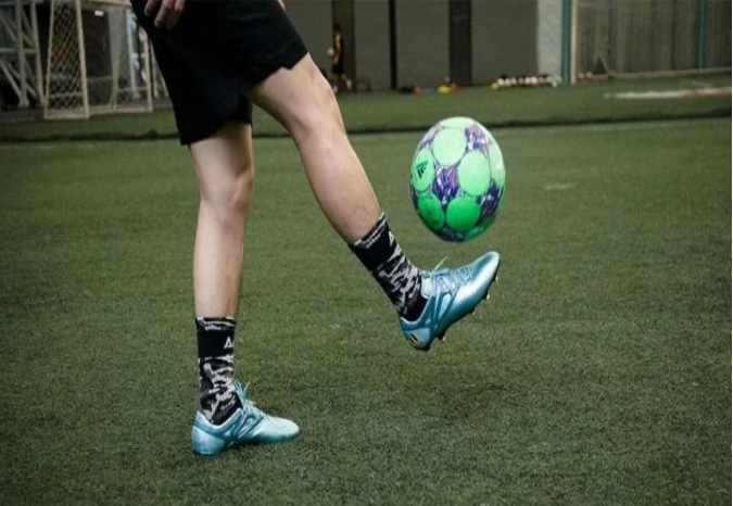 Nên chọn giày đá bóng sân cỏ nhân tạo - football như thế nào?